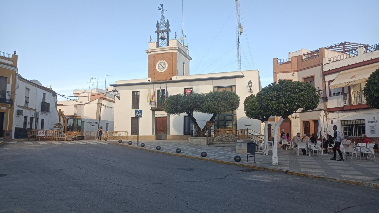 Plaza de la Iglesia de Almensilla. Plaza de la Iglesia de Almensilla.
