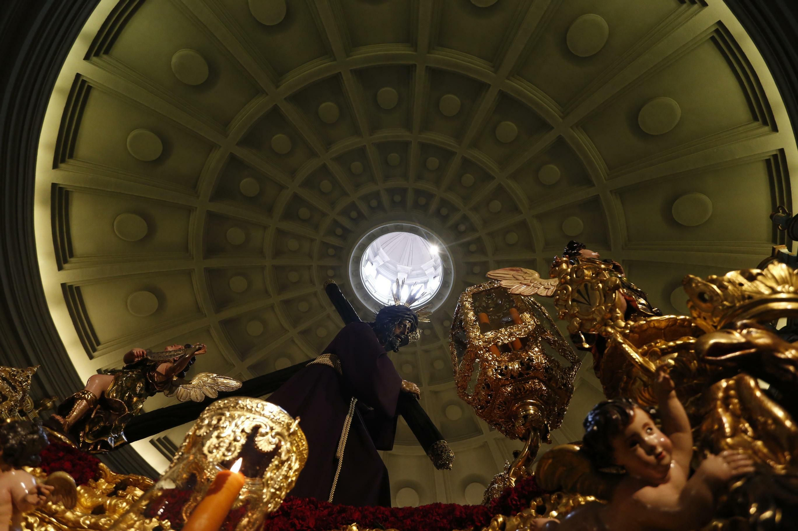 Colas en los templos a la espera de la Madrugá