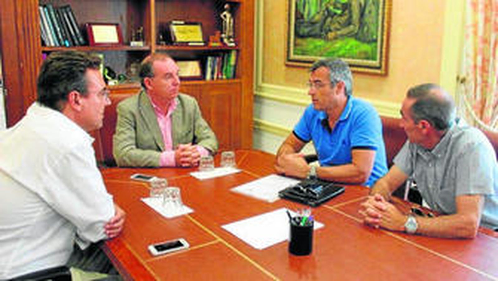Francisco Delgado Bonilla, ayer, durante la reunión con los responsables del aeródromo.