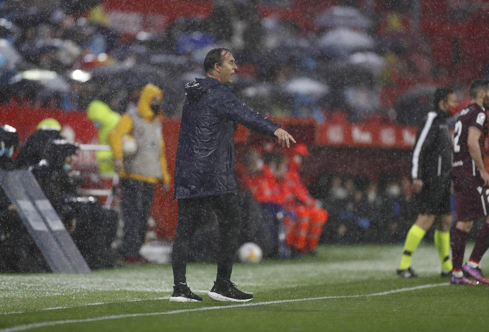 Lopetegui da órdenes bajo el aguacero.