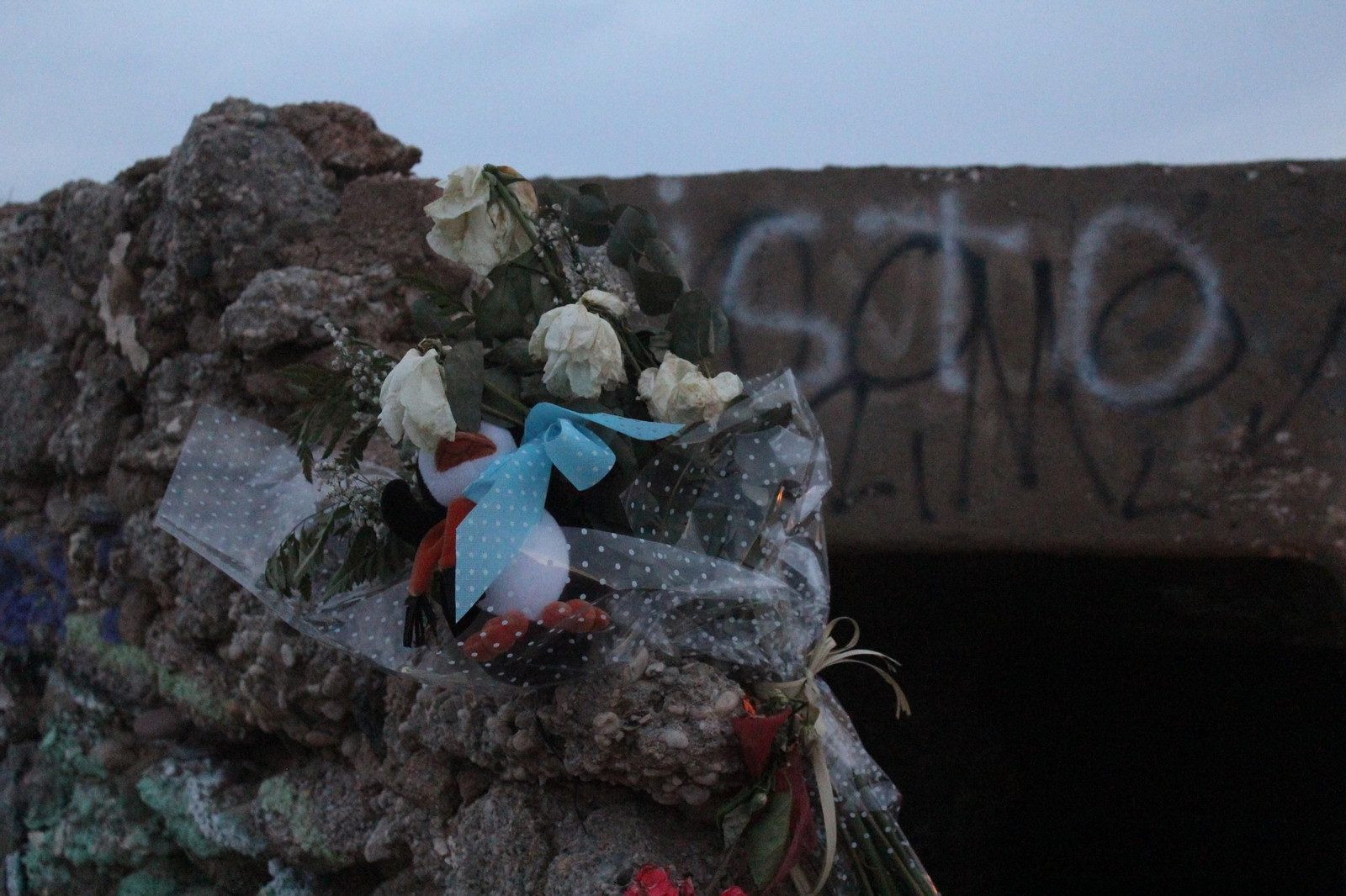 Garrucha rinde homenaje a Lucca con velas y flores en el lugar dnde apareció su cadáver