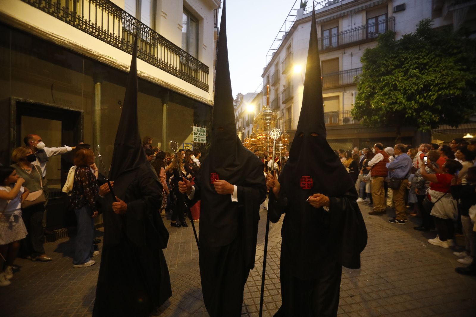 Viernes Santo en Córdoba: la procesión del Santo Sepulcro, en imágenes