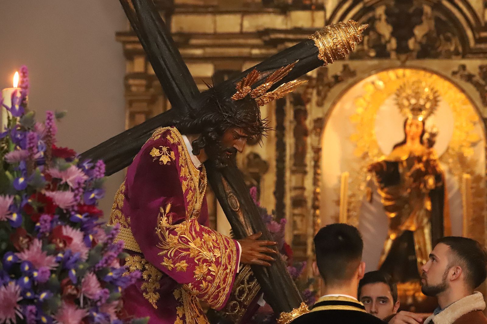 Imágenes de la bendición la la nueva túnica del Señor de Pasión y posterior besamanos