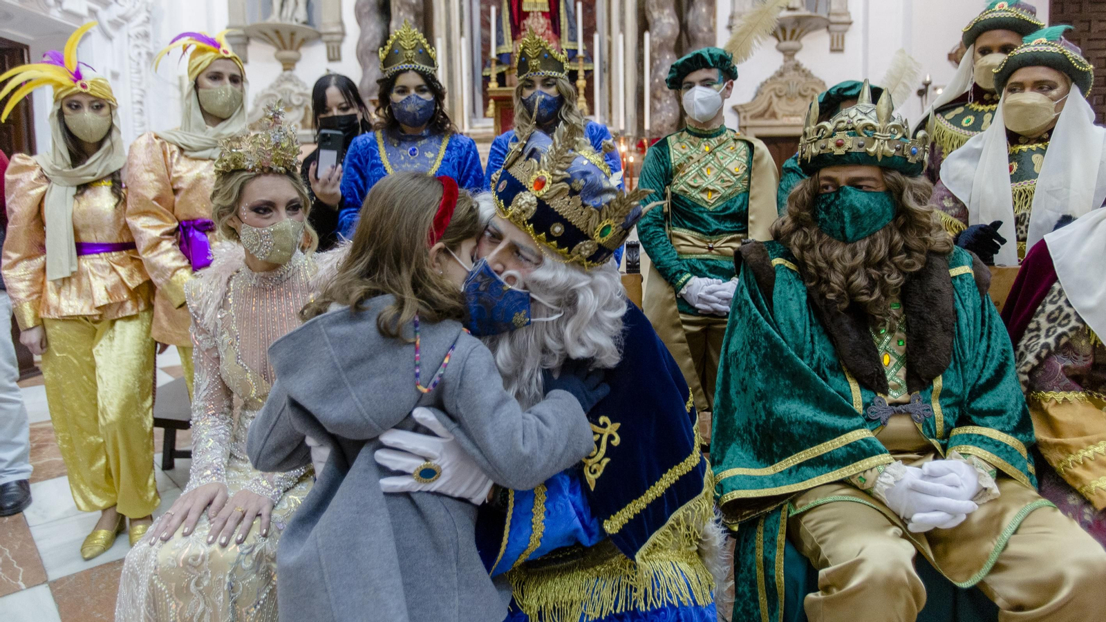 En imágenes: Los Reyes Magos recorren los barrios de Cádiz