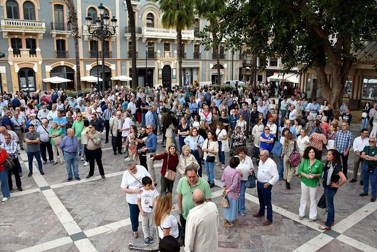 Imágenes de la concentración por las infraestructuras para Huelva