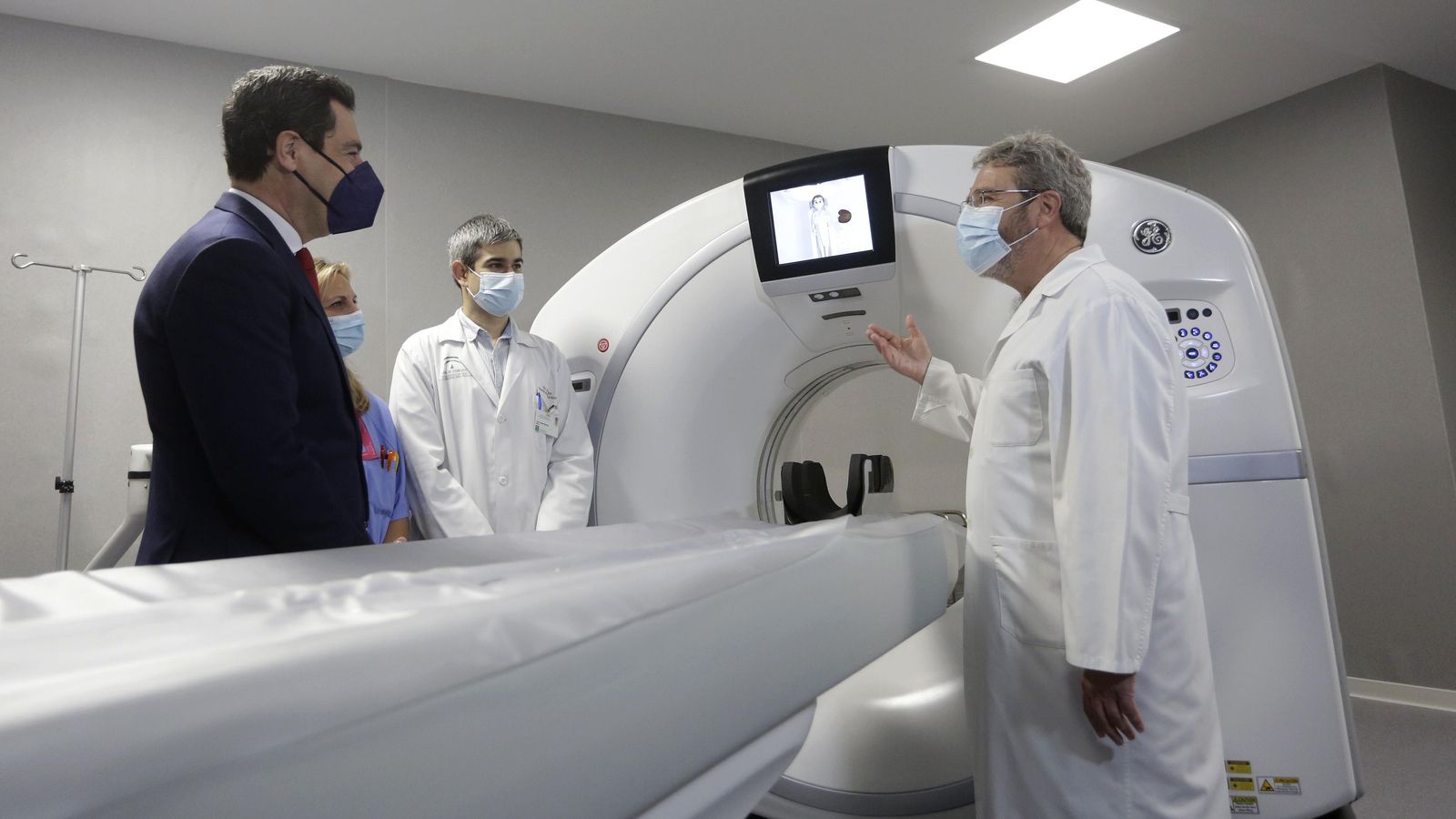 Juanma Moreno comprueba el equipamiento de última tecnología del Hospital Militar.