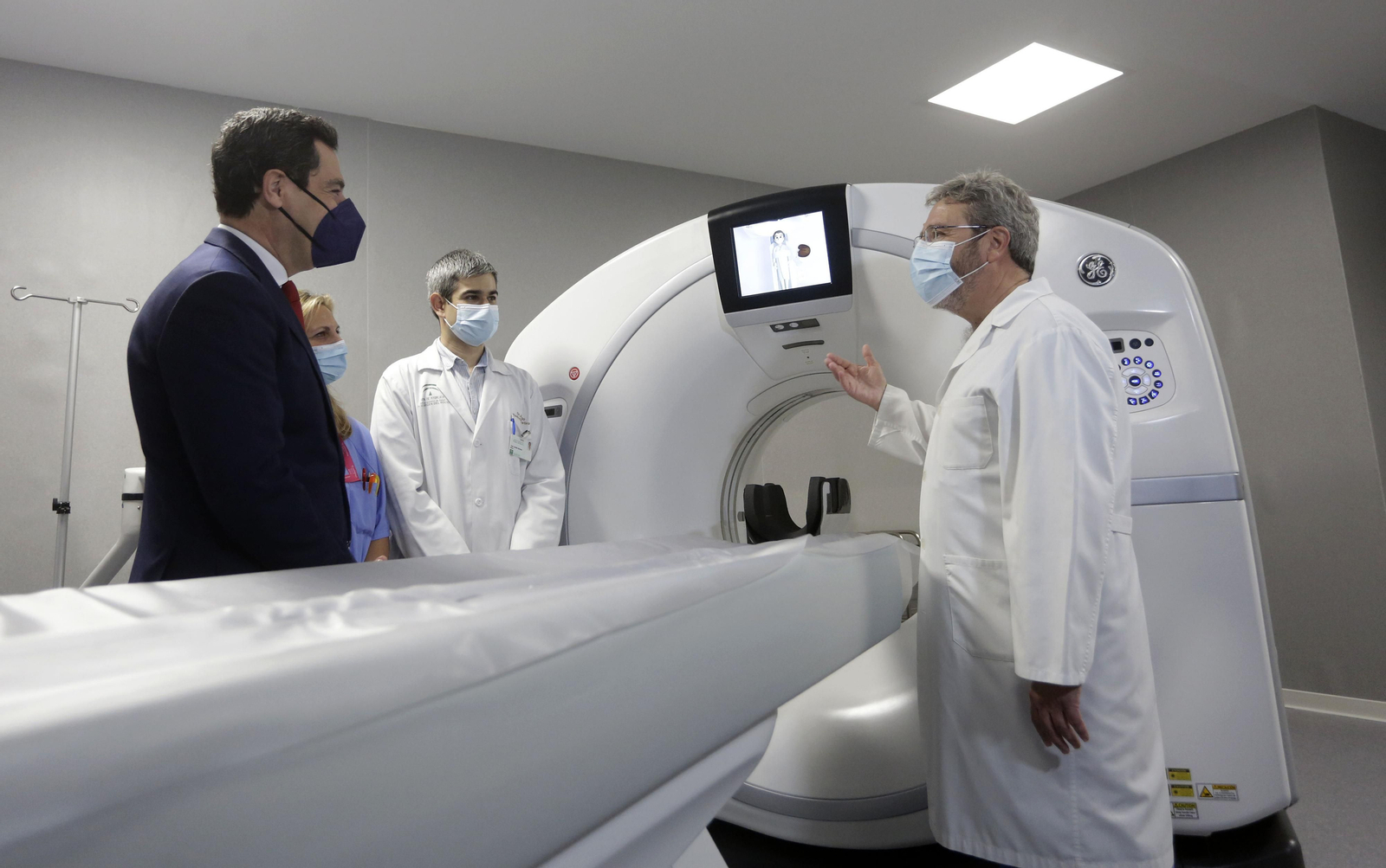 Juanma Moreno comprueba el equipamiento de última tecnología del Hospital Militar.