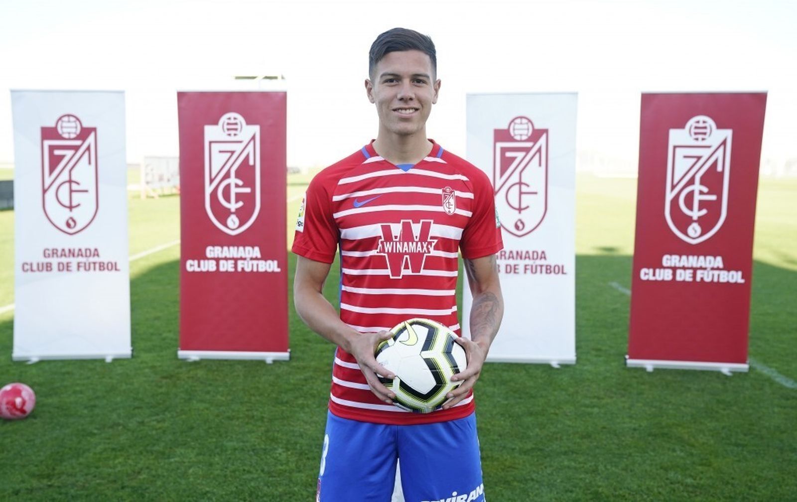 Nehuén Pérez posa con la camiseta rojiblanca en la Ciudad Deportiva del Granada CF.