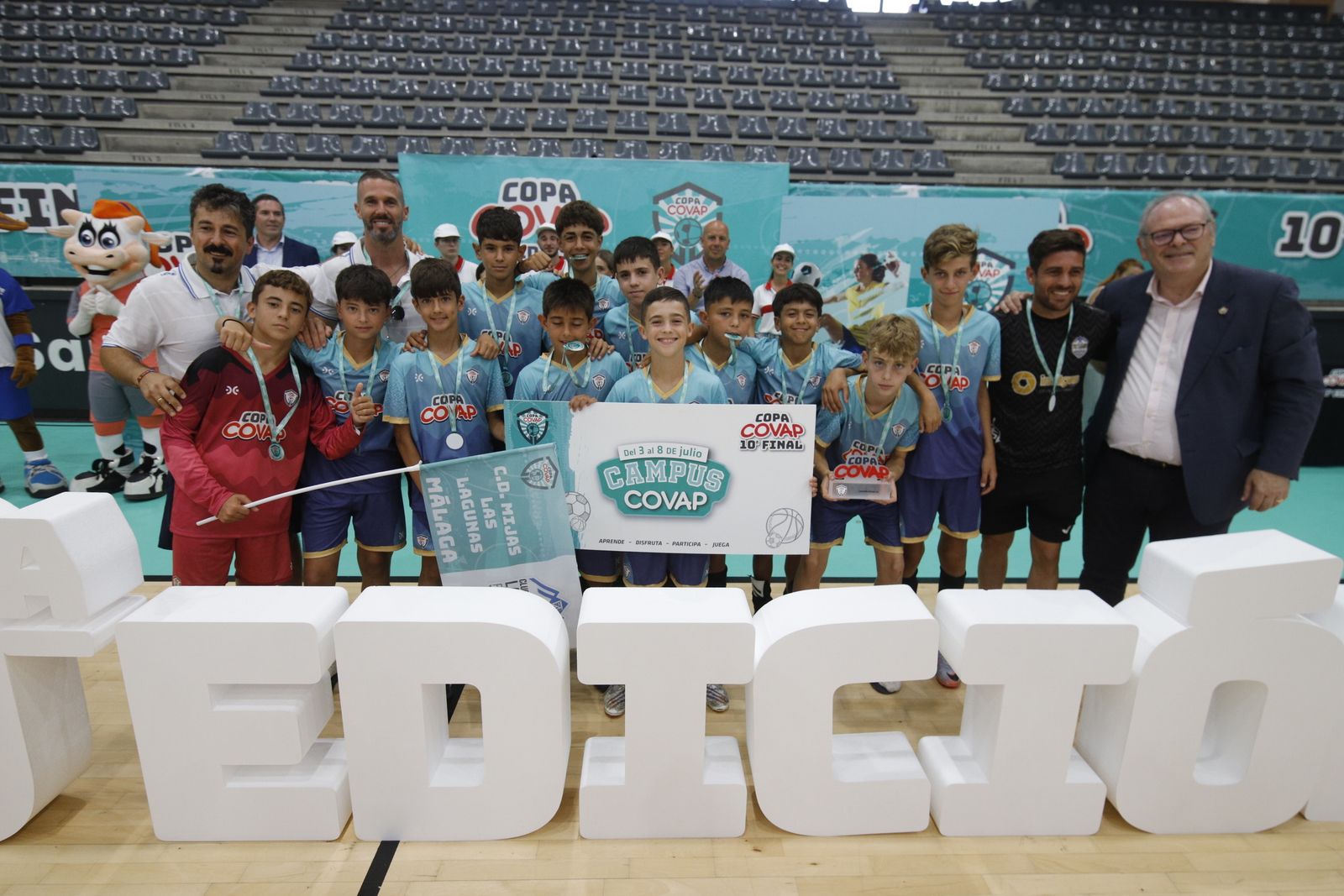 El CD Mijas Las Lagunas posa como campeón de la Copa COVAP