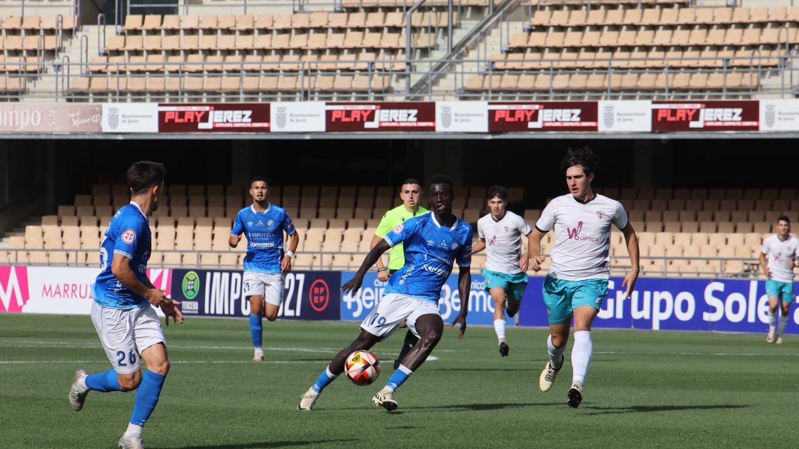 Cheikh fue titular en lugar de Carri, lesionado en el calentamiento. Cheikh fue titular en lugar de Carri, lesionado en el calentamiento.