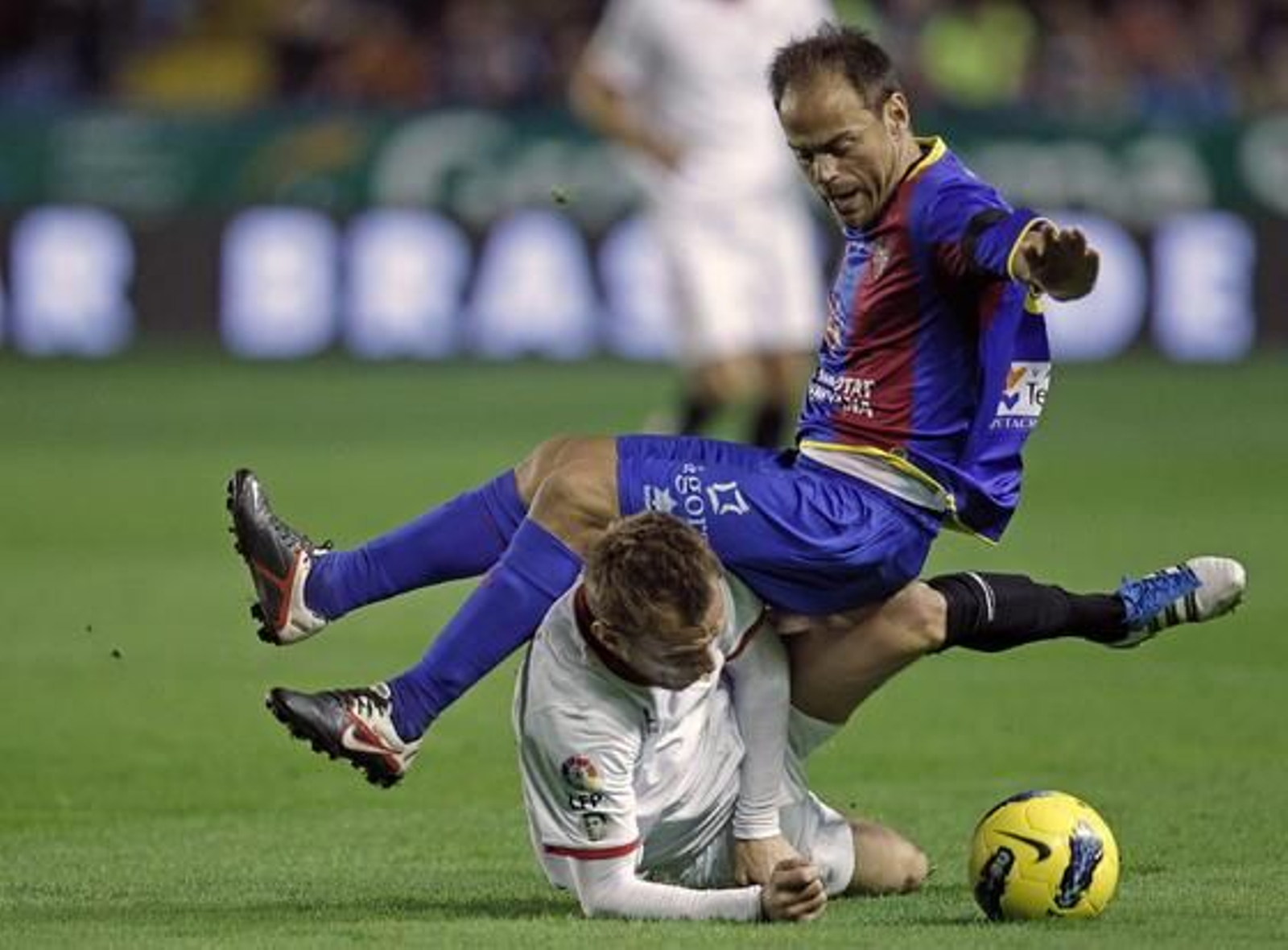 El Sevilla se deja tres puntos ante un Levante que no fue superior.

Foto: EFE