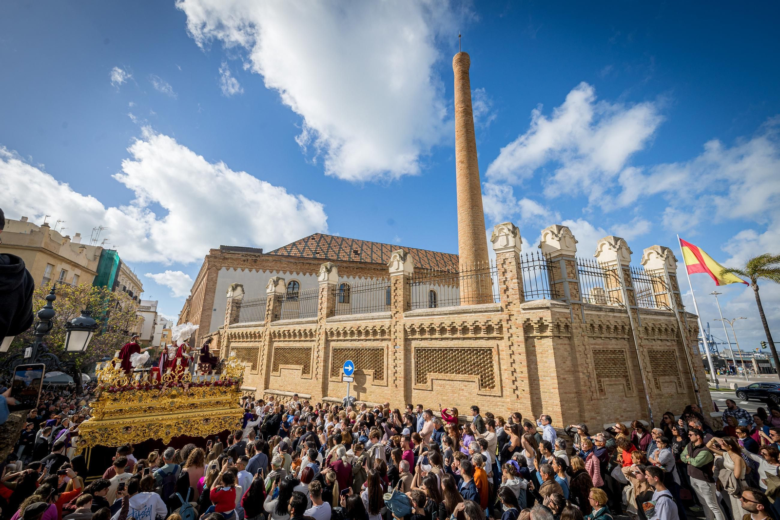 Imágenes de la salida de Cigarreras en la Semana Santa de Cádiz 2025