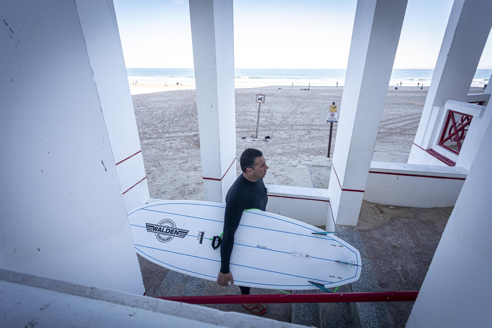 Numerosos surferos se dieron cita en la playa