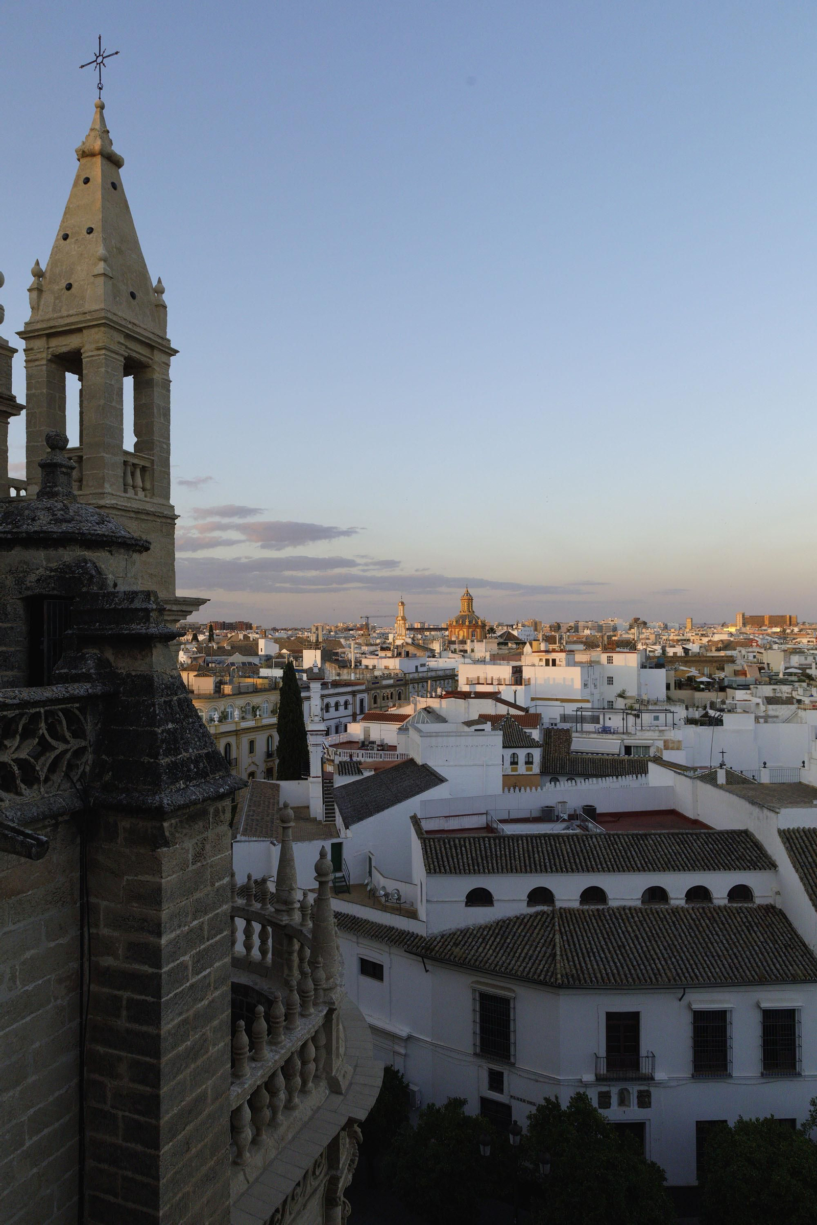 Recorrido de la visita por las cubiertas de la Catedral de Sevilla, al atardecer