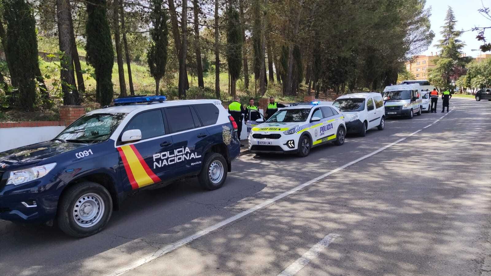 Efectivos de los cuerpos de seguridad y sanitarios junto a la zona del accidente.