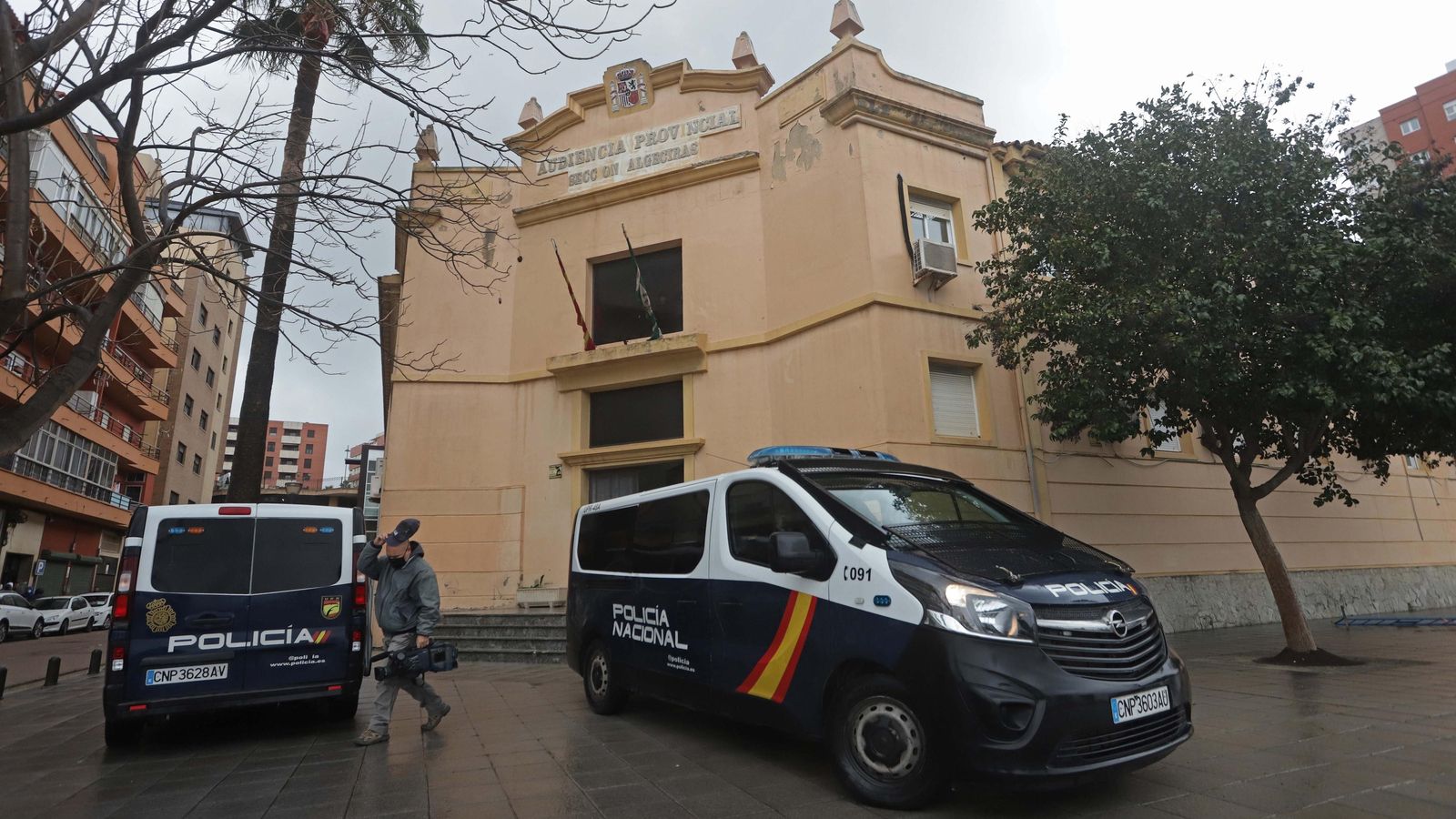 Vehículos de la Policía Nacional en la Audiencia provincial de Algeciras.