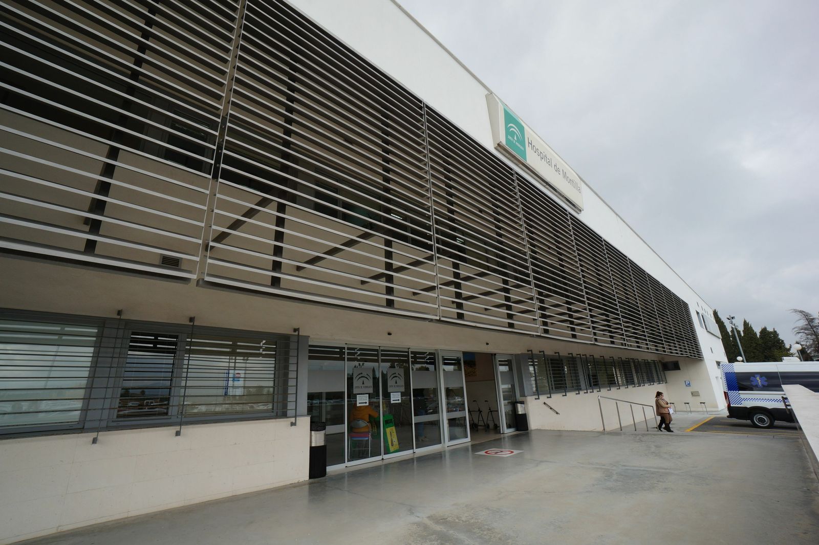 Acceso principal al Hospital de Montilla.