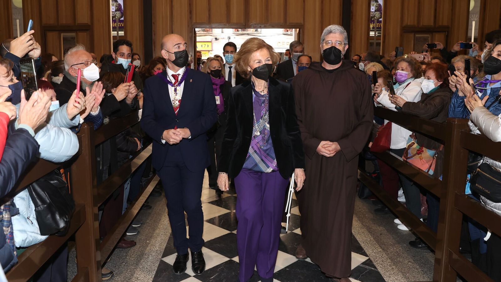 La reina en la entrada a la basílica de Jesús de Medinaceli