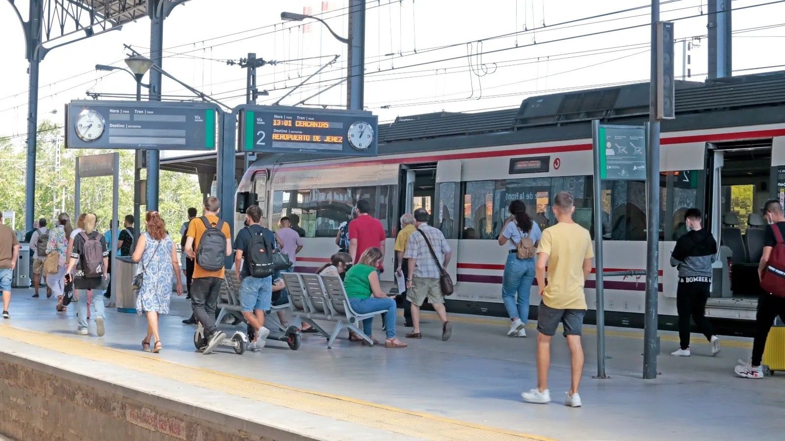 Viajeros utilizan un tren de Cercanías en la estación de Jerez.