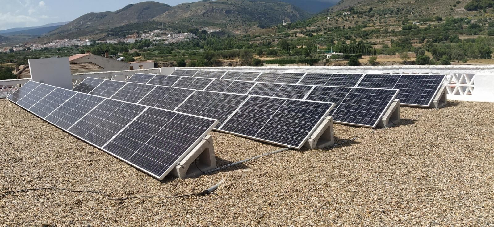 Placas solares instaladas en la azotea del Ayuntamiento de Fuente Victoria.