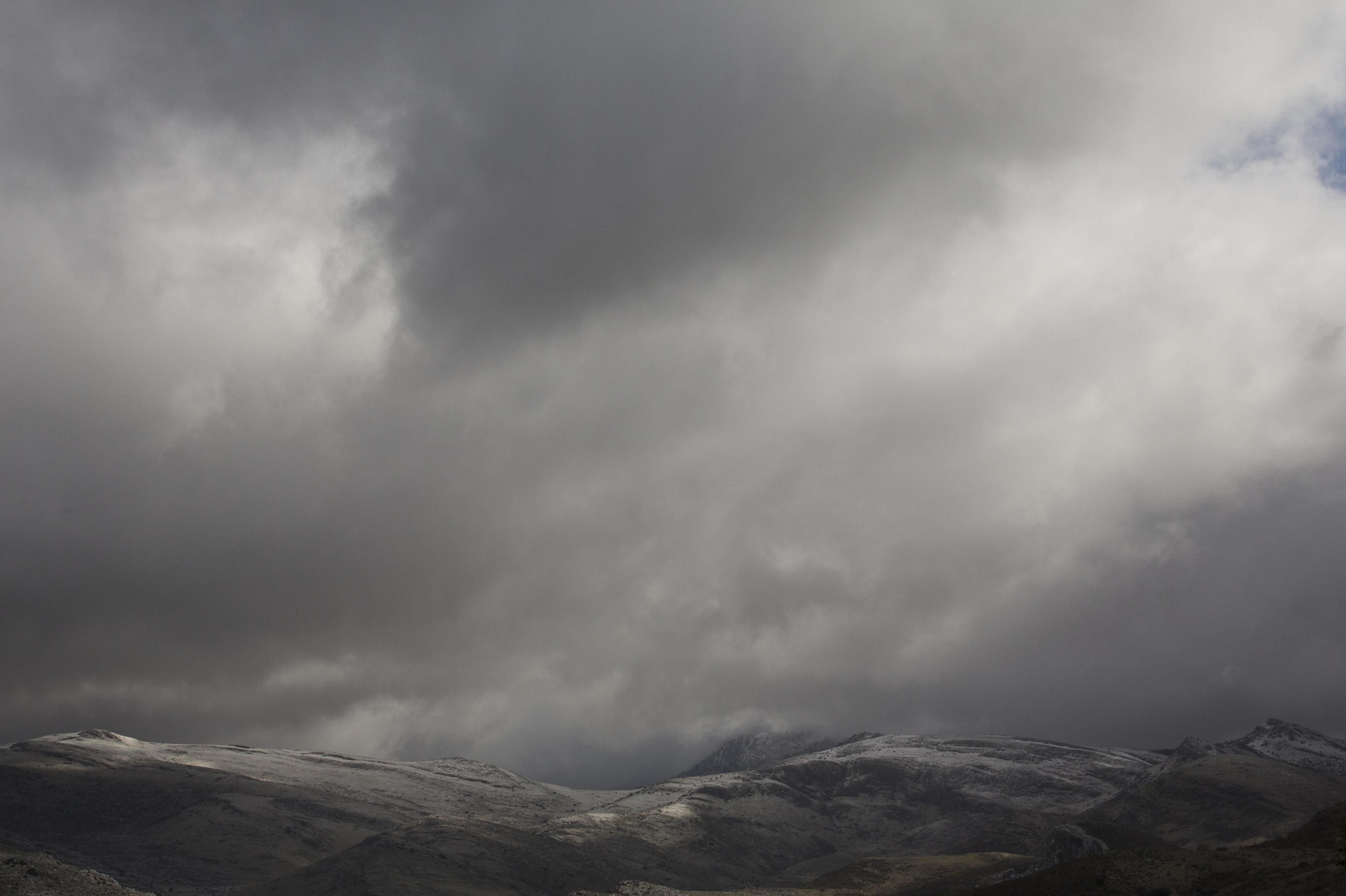 Las imágenes de la primera nevada del invierno en la Sierra de las Nieves