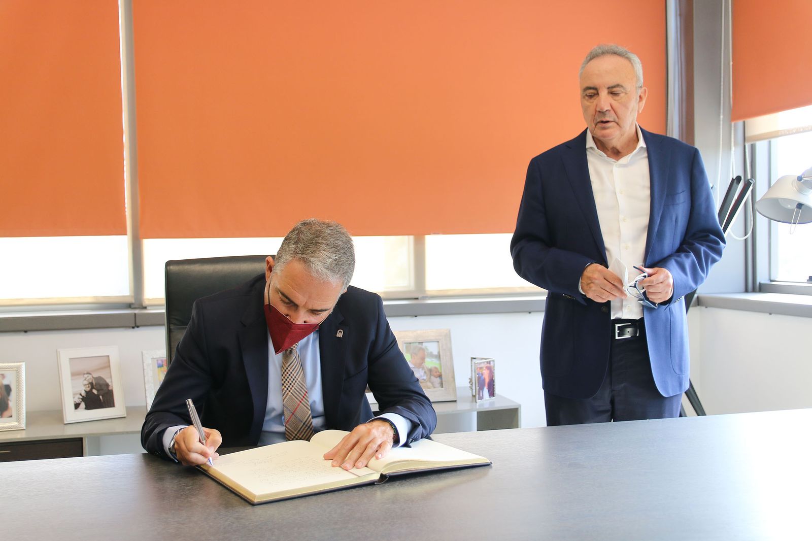 Las imágenes de la visita de Bendodo a Cosentino y la firma de la adenda con Extenda y la AEMA