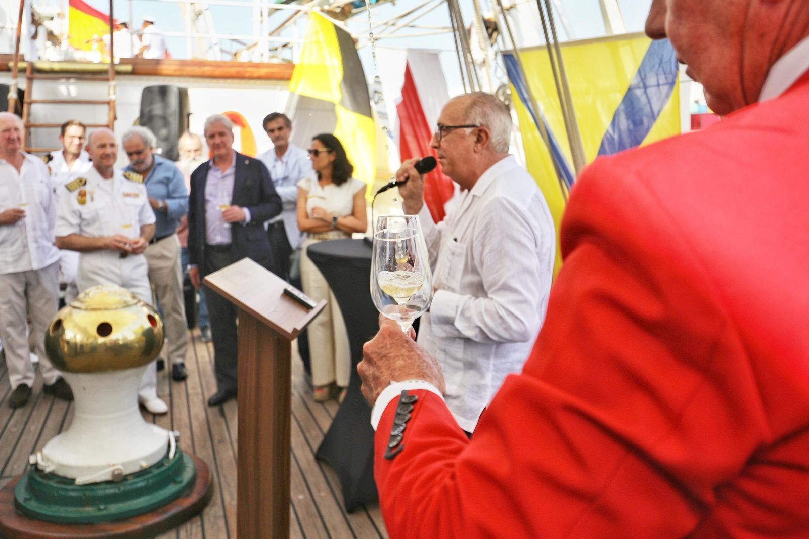 González Byass recibe en el 'Elcano' su Tío Pepe Estrella de los Mares