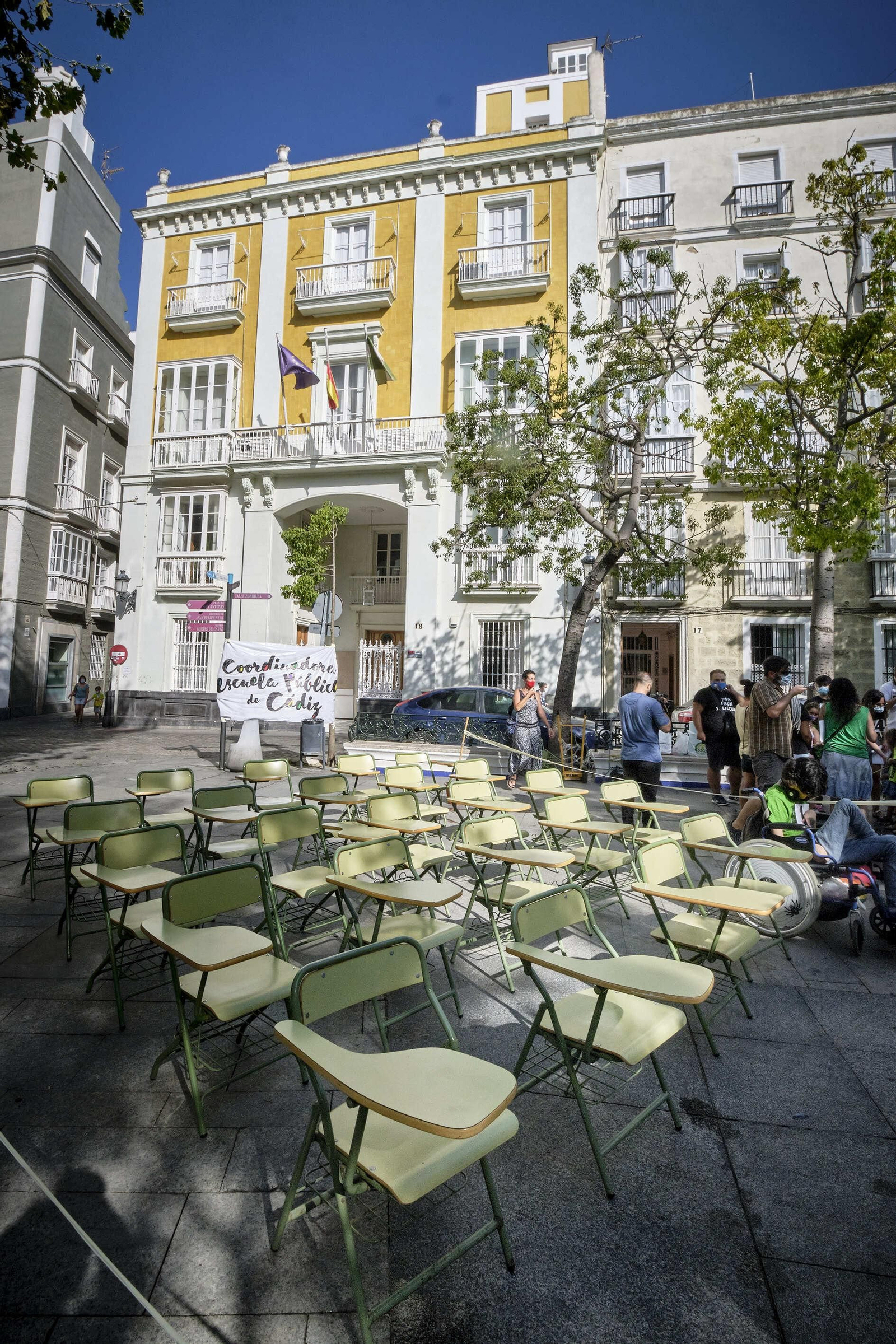 Aula escolar instalada en la plaza de Mina para intentar demostrar que si no se disminuye la ratio, no se cumple la distancia de seguridad entre los alumnos