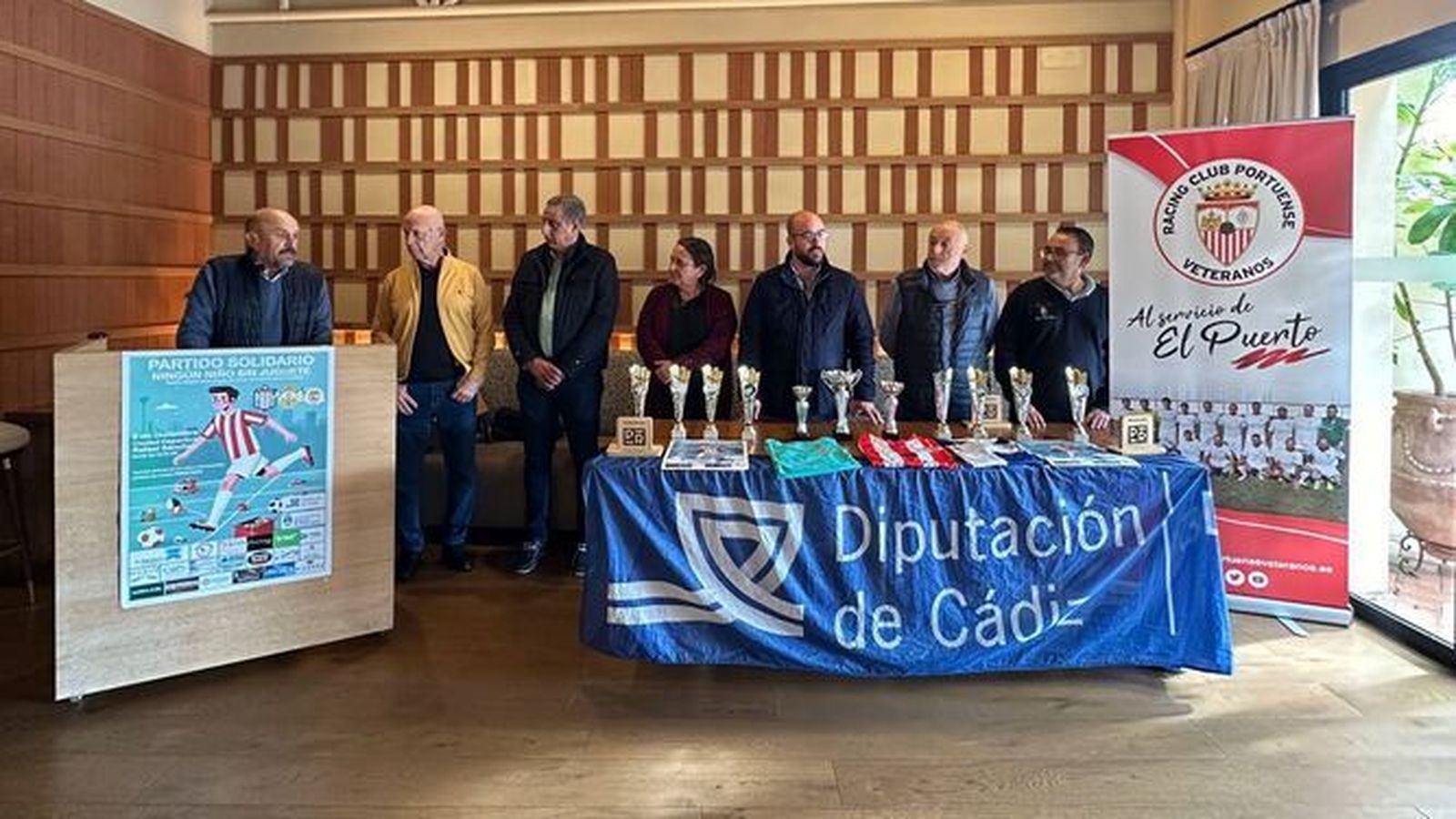 La presentación del cartel del partido solidario 'Ningún niño sin juguete', en el restaurante Piparra.