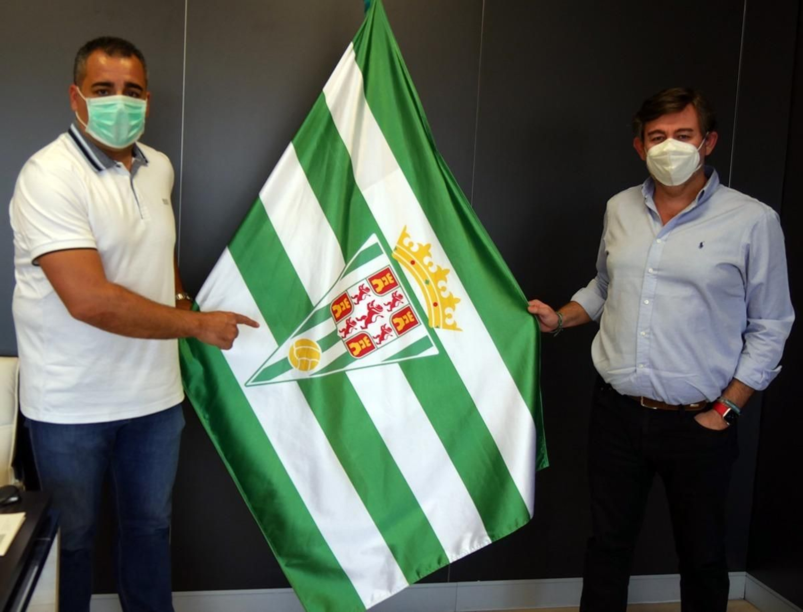 Germán Crespo posa junto a Javier González Calvo en las oficinas de El Arcángel.