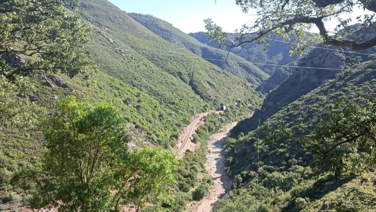 El Camino de los Puertos nos ofrecerá una vista muy bella del valle del Guadiaro.