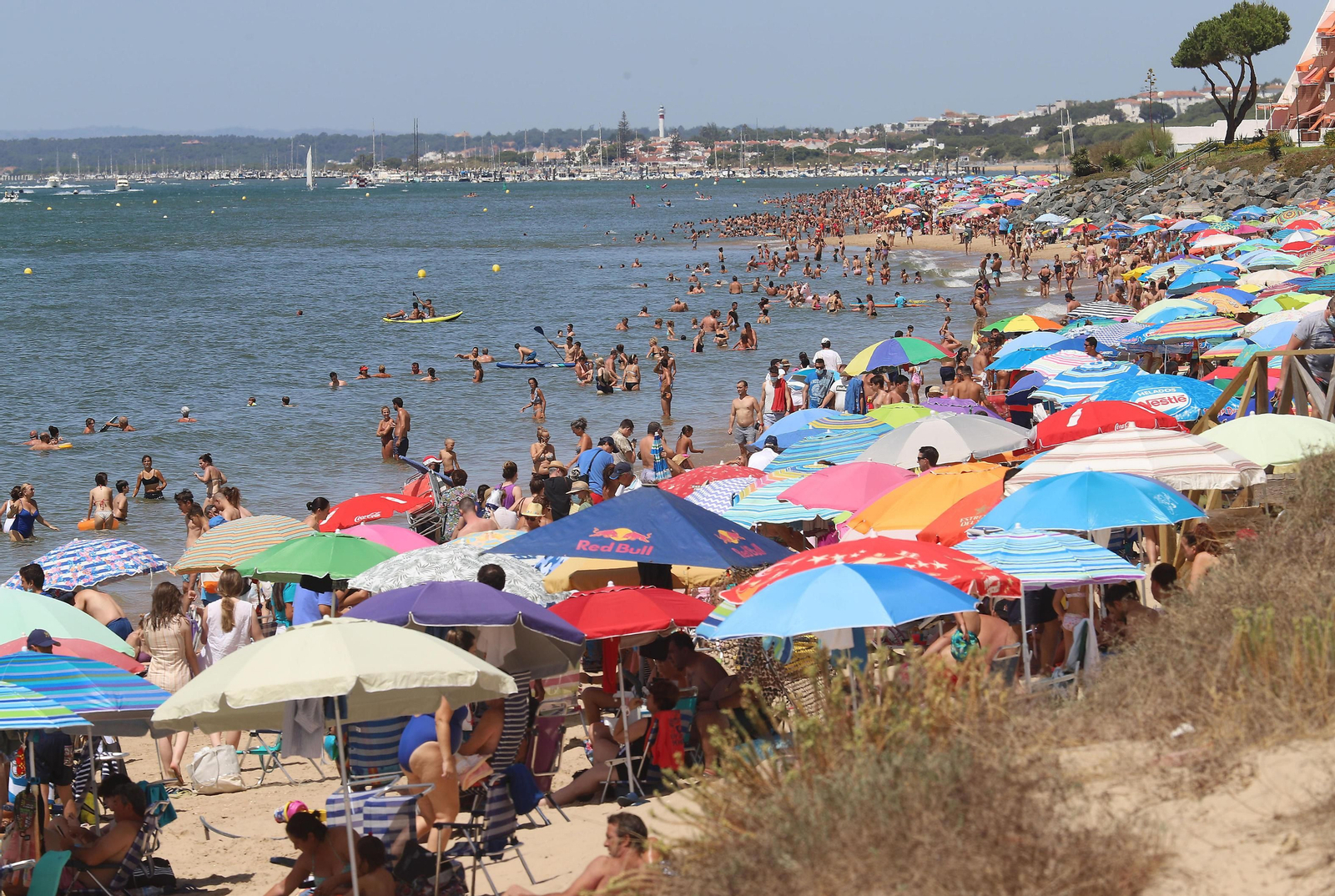Playa de El Portil abarrotada de onubenses y turistas Playa de El Portil abarrotada de onubenses y turistas
