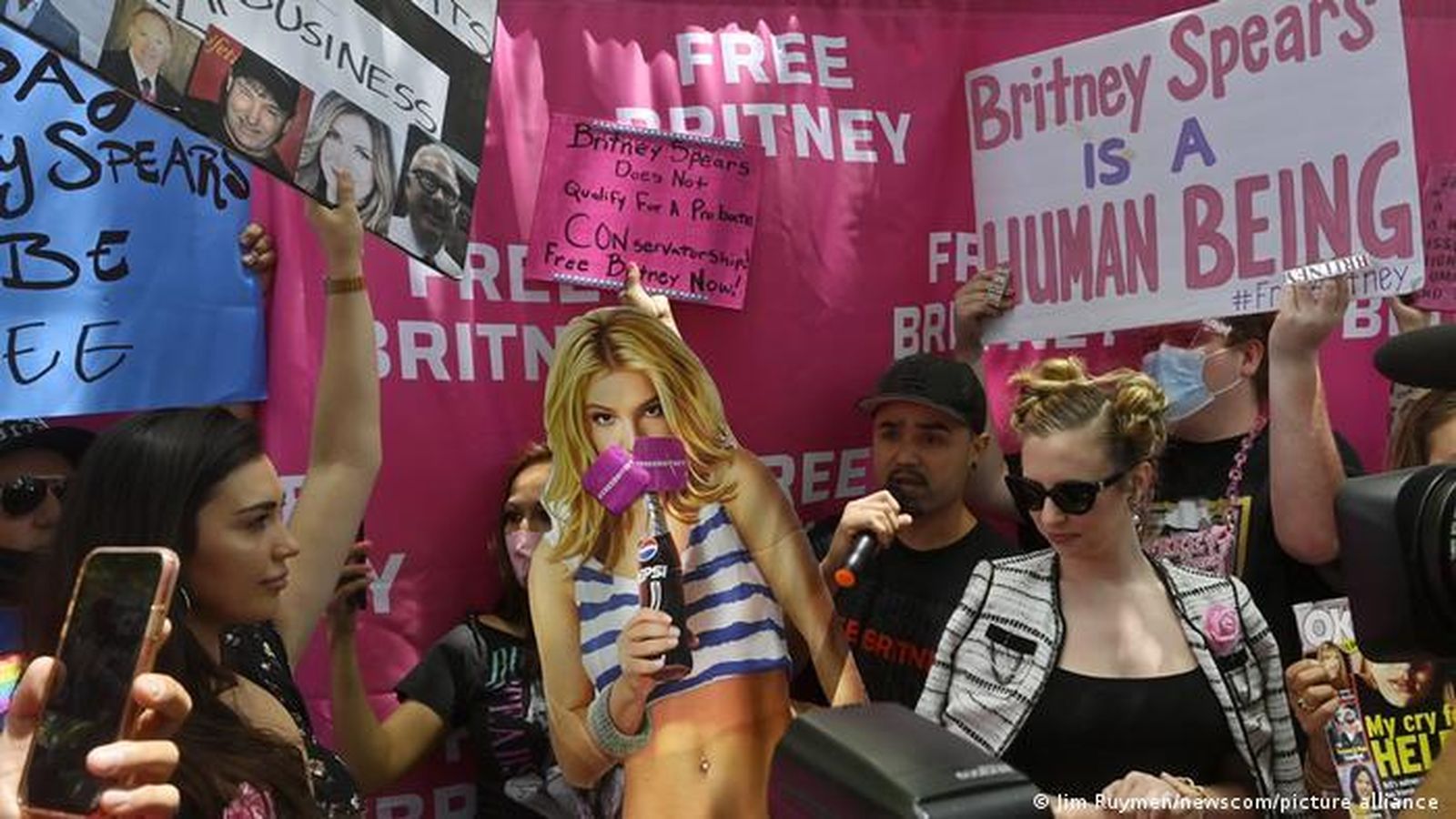 Protestantes exigiendo la suspensión de la tutela legal de Britney, la semana pasada, a las puertas del juzgado donde se celebró el juicio.