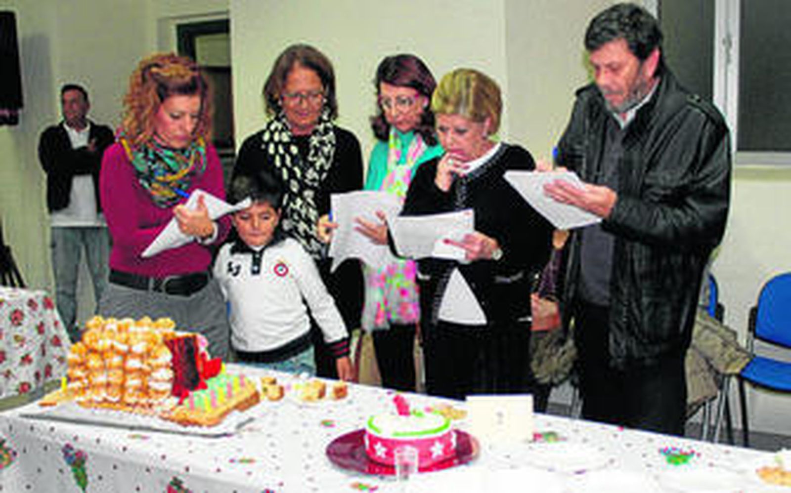 El jurado valora las creaciones presentadas al concurso de repostería navideña.