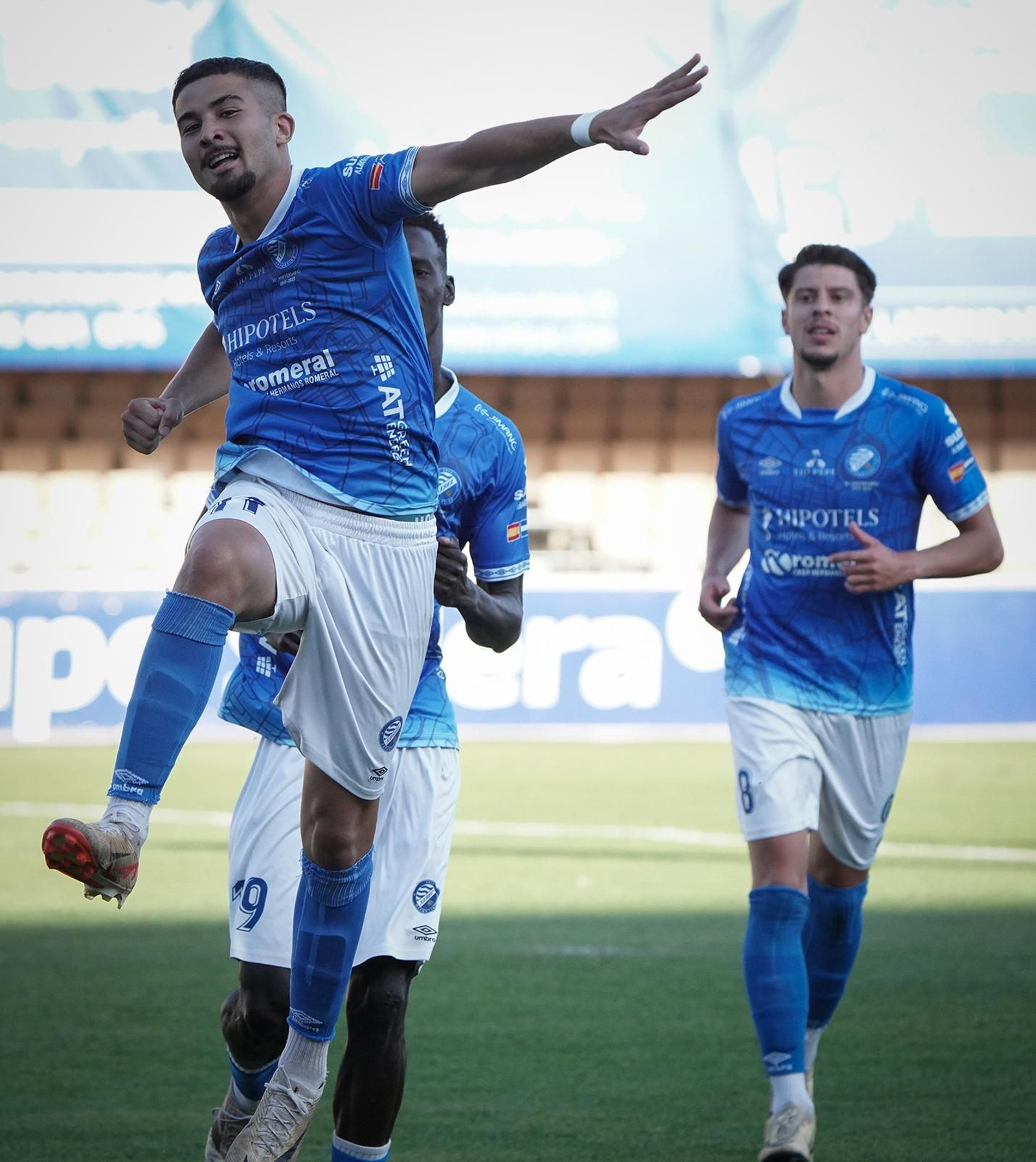 Ilias celebra el gol que anotó contra el Cabecense.