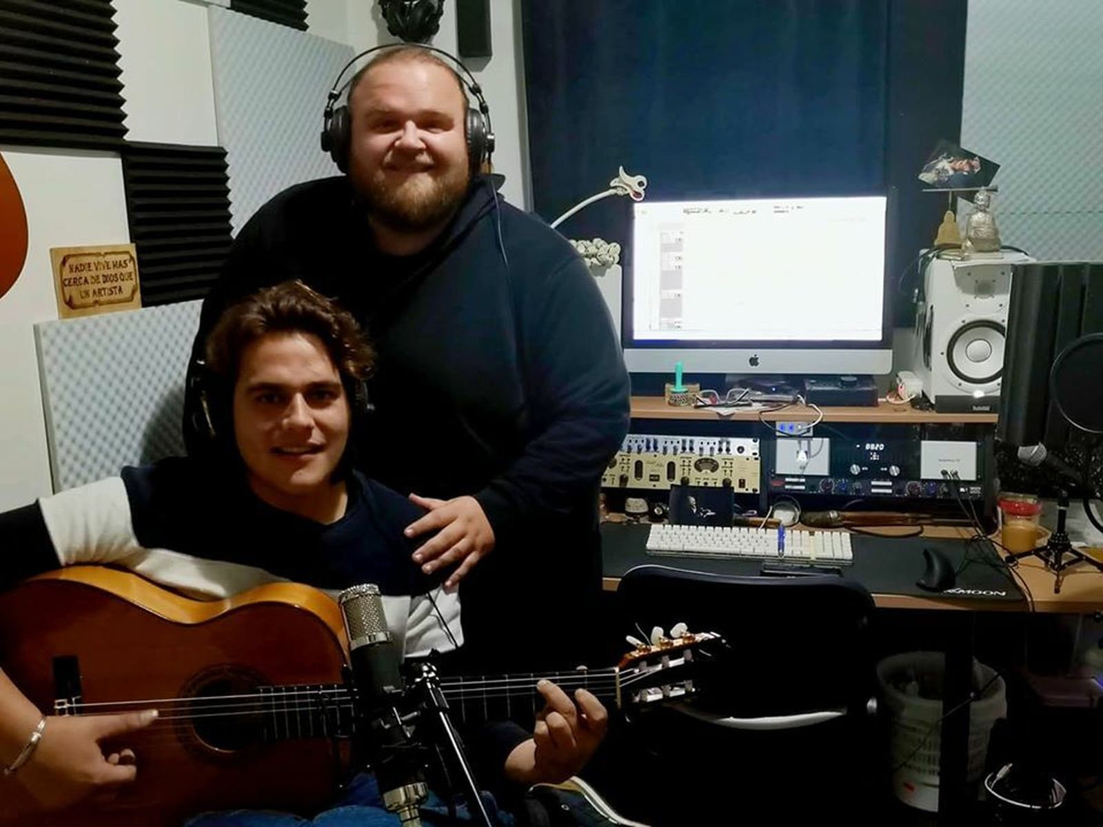 Ezequiel Benítez y Paco León, en el estudio de grabación.