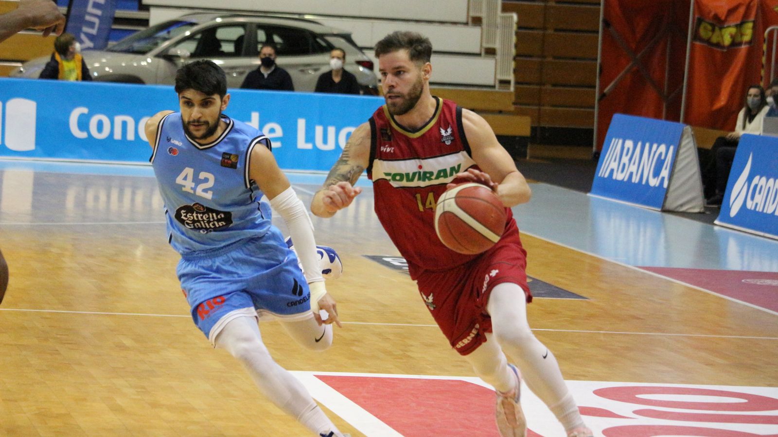 Christian Díaz trata de penetrar ante el Leche Río Breogán.