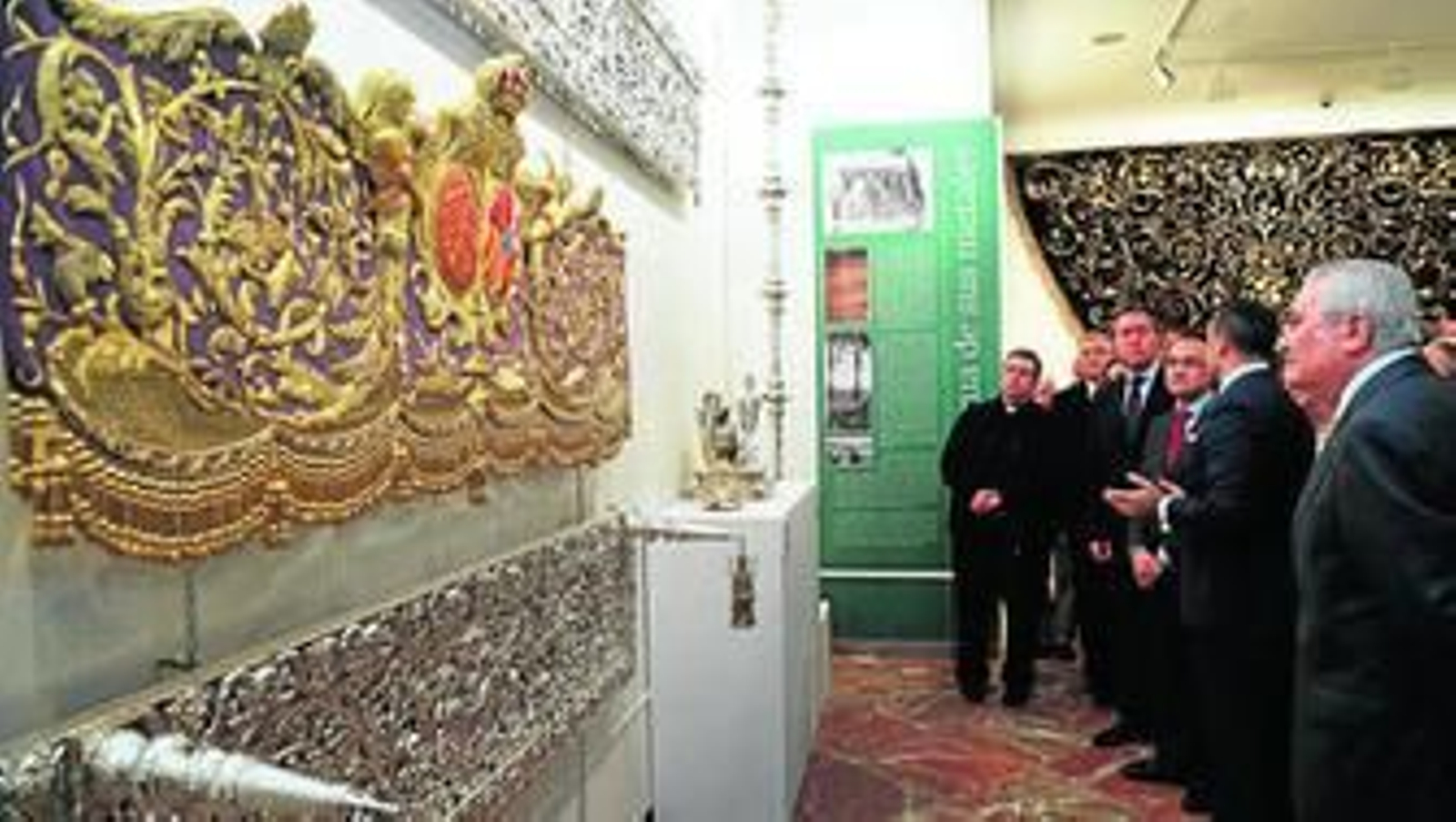 Las autoridades, durante la inauguración observan la antigua caída del paso de palio.