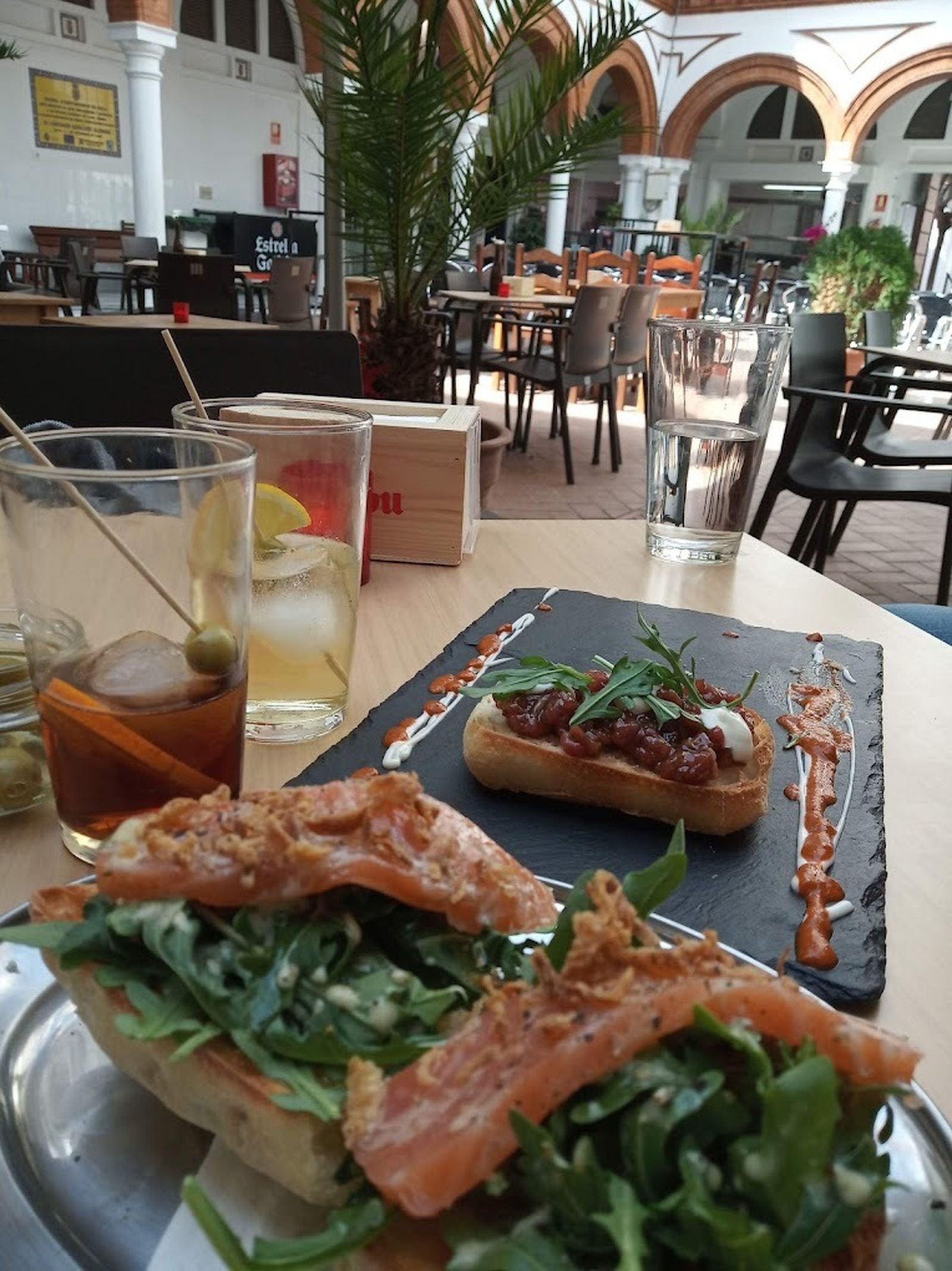 Interior del mercado de abastos de Rota.