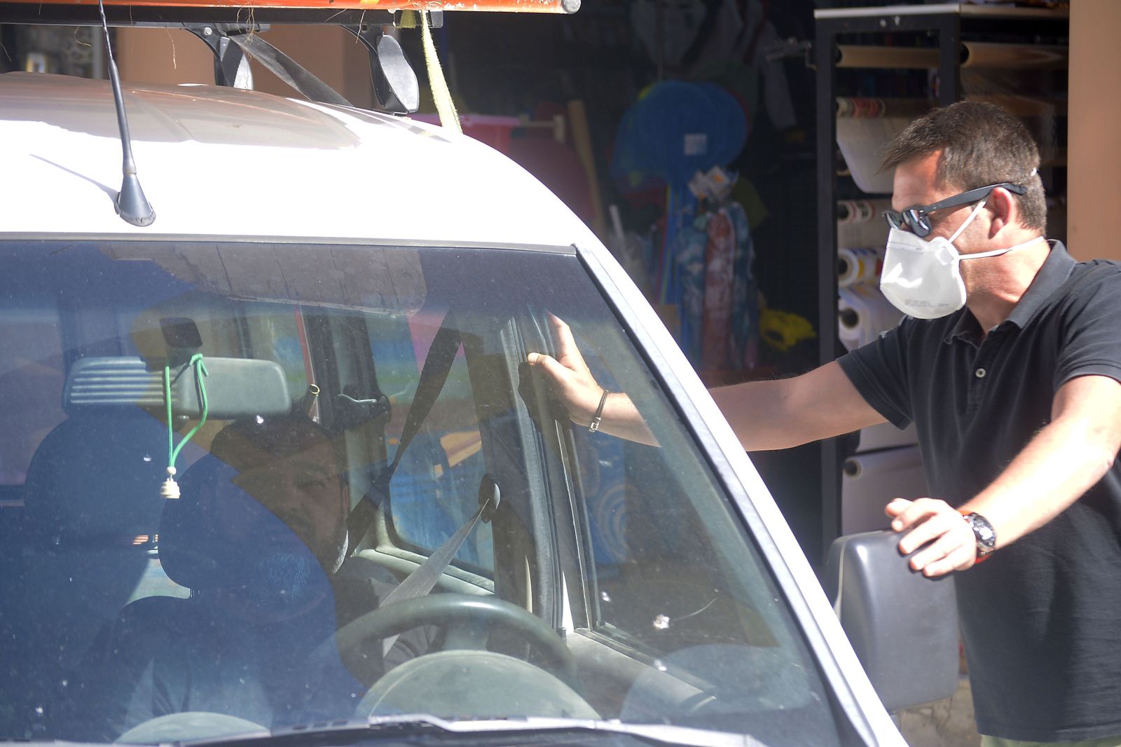 Fotos de gente con mascarillas en La Linea