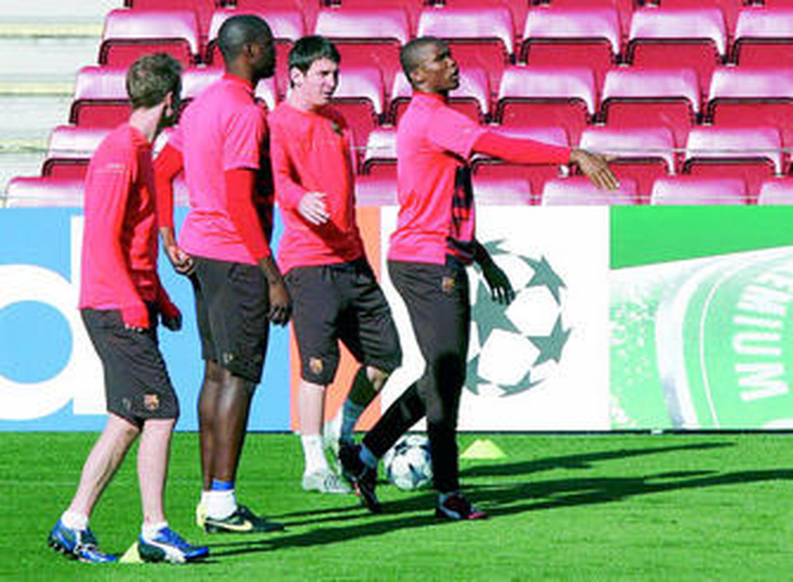 Eto'o hace una indicación en presencia de Hleb, Yaya Toure y Messi durante el último entrenamiento.