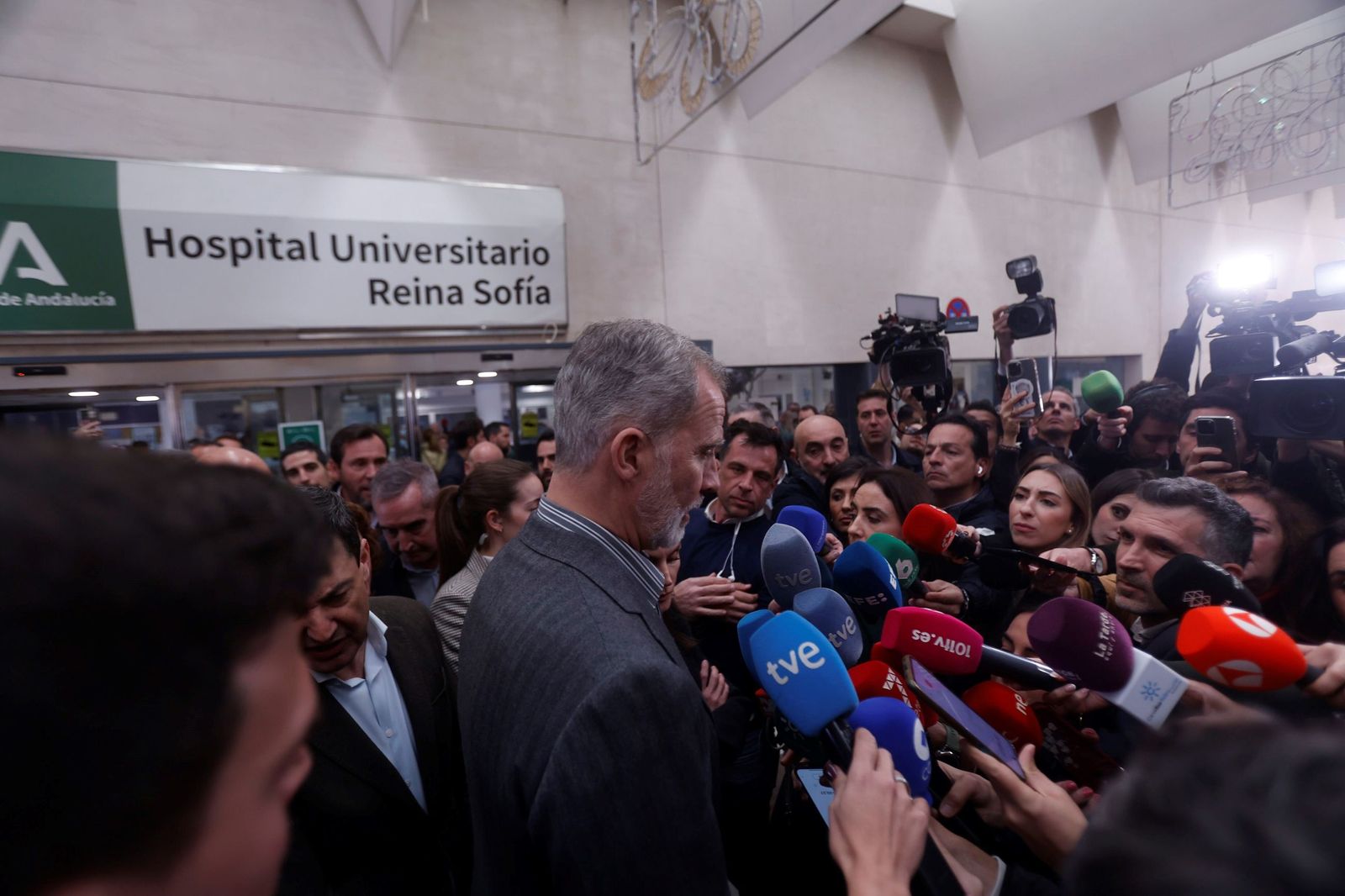 La visita de los Reyes a los heridos del accidente de Adamuz en el Hospital Reina Sofía