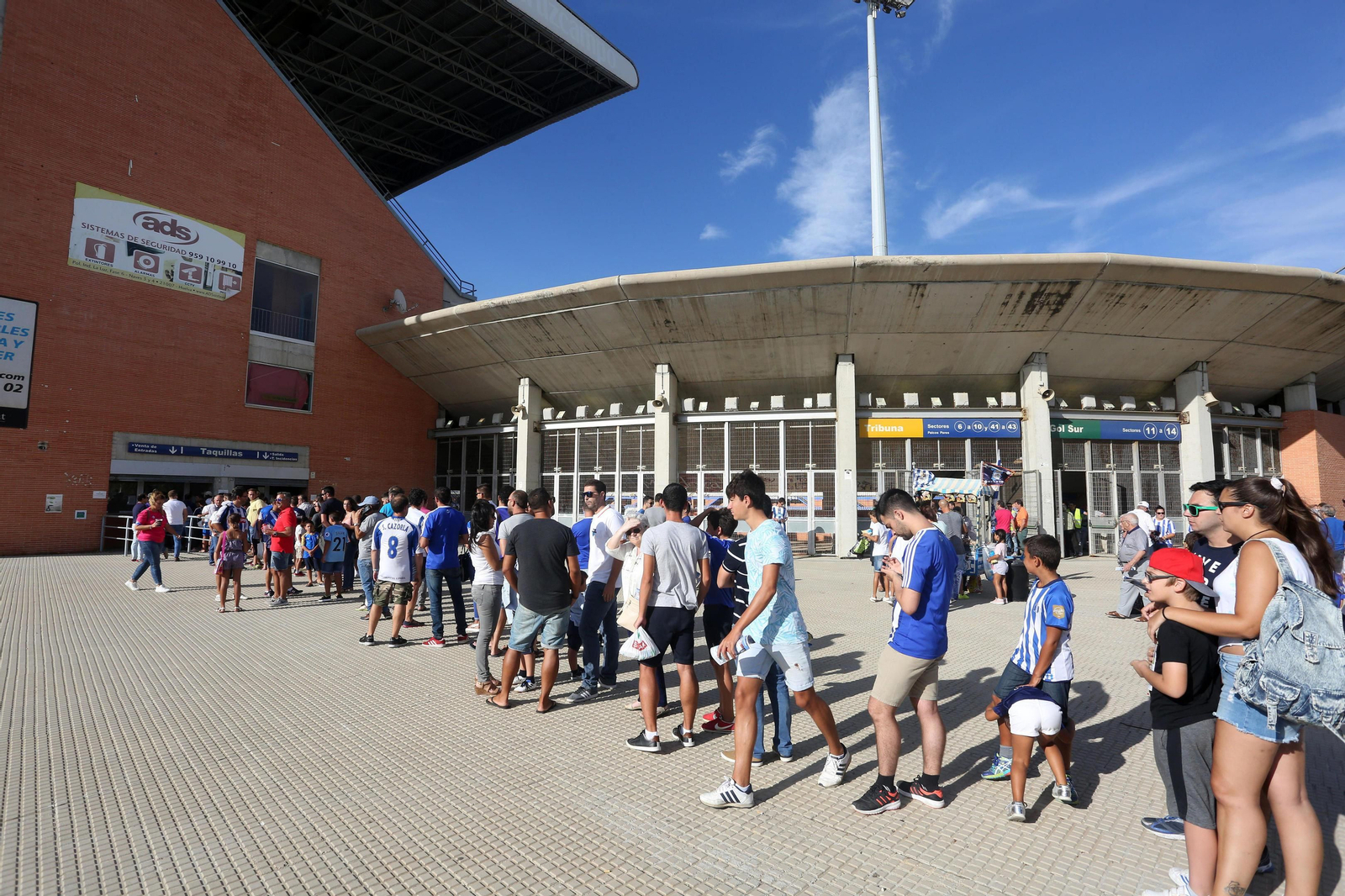 Aficionados del Recre hacen cola en las taquillas del estadio antes del partido frente al Real Murcia.