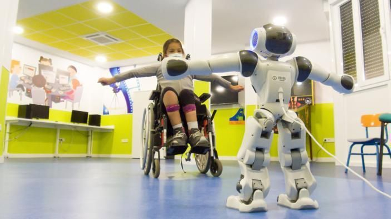 Un robot guía a una pequeña para su rehabilitación
