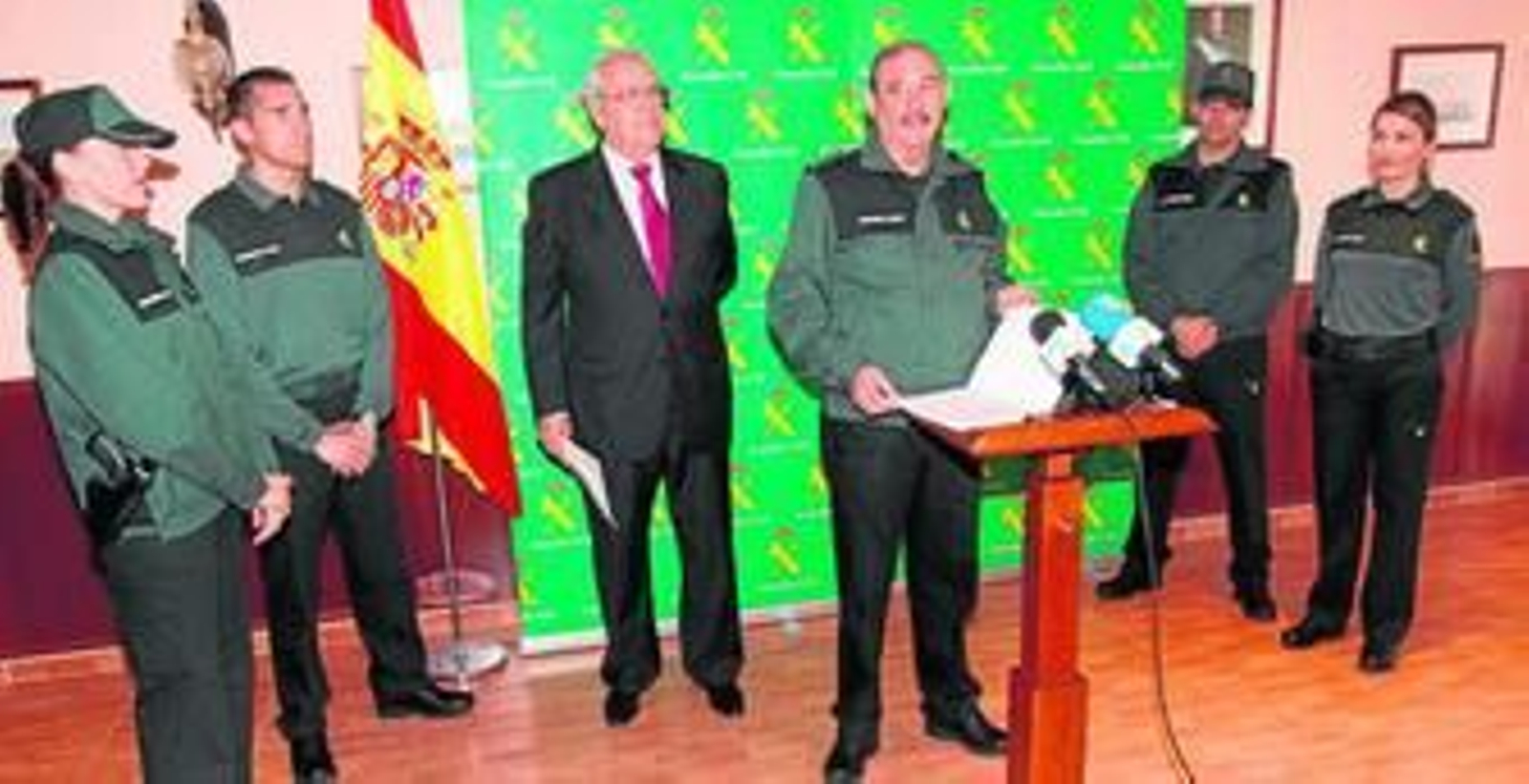 El subdelegado del Gobierno, Jorge Hernández Mollar, y el coronel jefe de la Guardia Civil de Málaga, José Sánchez, ayer, junto a varios agentes.