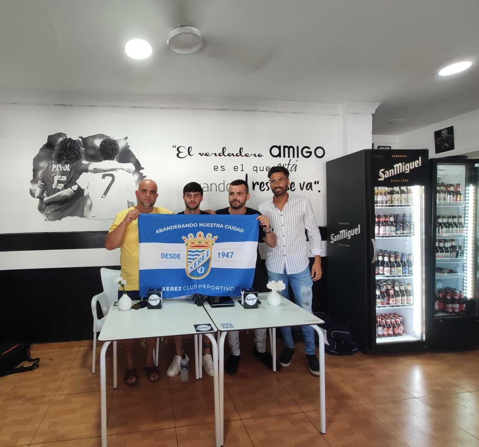 José Luis Mateos, Cancelo y Ramón Verdú, con Juan R., propietario de la Cafetería Los Amigos.