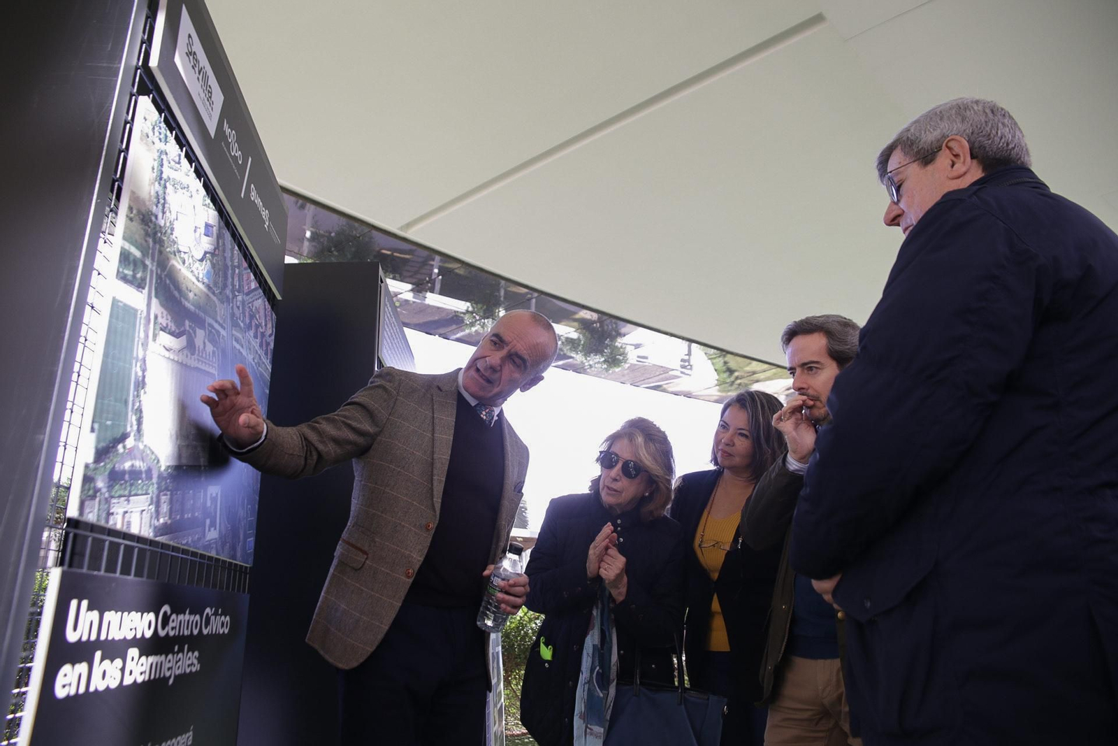 El alcalde presenta los detalles del proyecto a los vecinos de Los Bermejales.