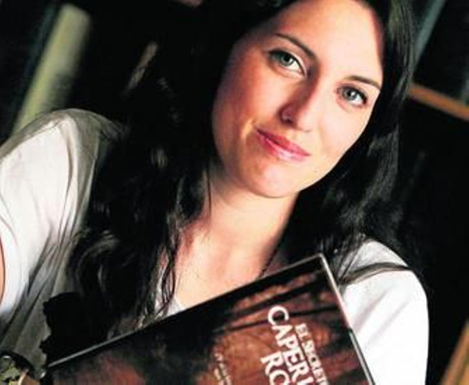 La autora jerezana Sofía Navarro con un ejemplar de su nuevo libro.