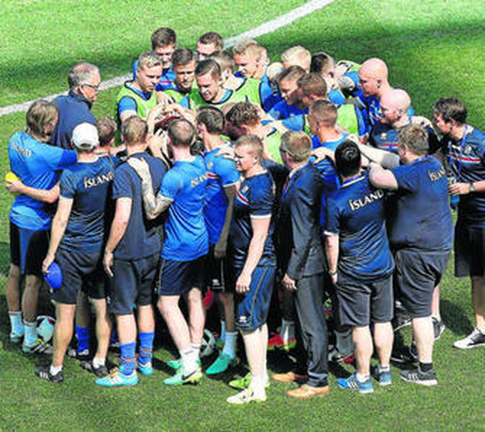 Los jugadores de Islandia conversan con su seleccionador, Lars Lagerbaeck, durante el entrenamiento.