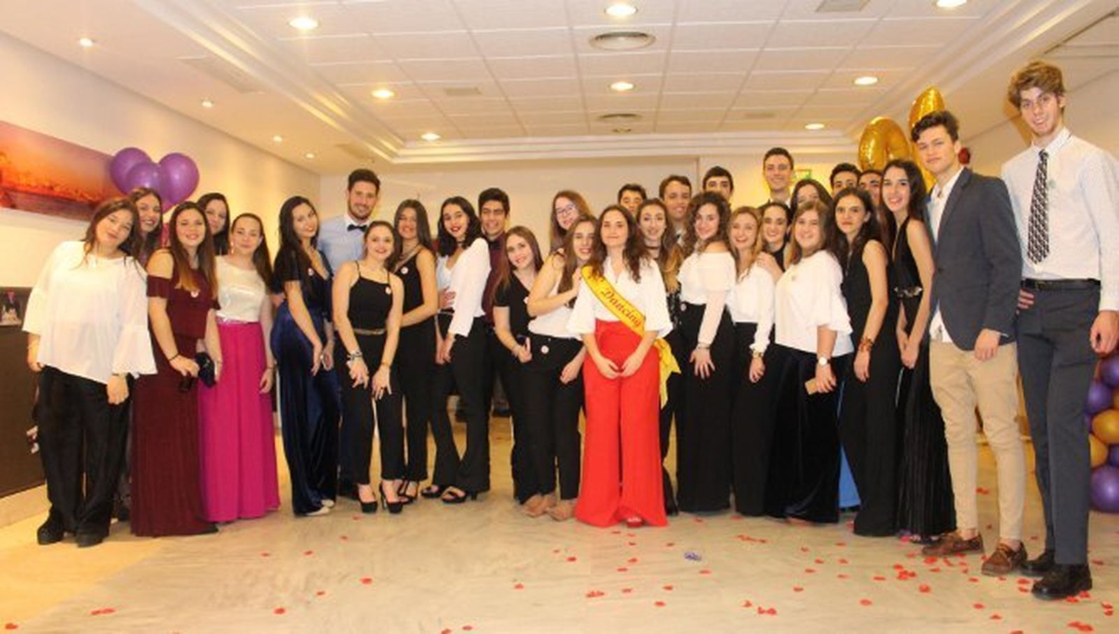 La homenajeada Aurora Moreno Maestro, en el centro, con el grupo de familiares y amigos durante la fiesta celebrada en el Hotel Tryp Caleta, en Cádiz, con motivo de sus dieciocho cumpleaños.